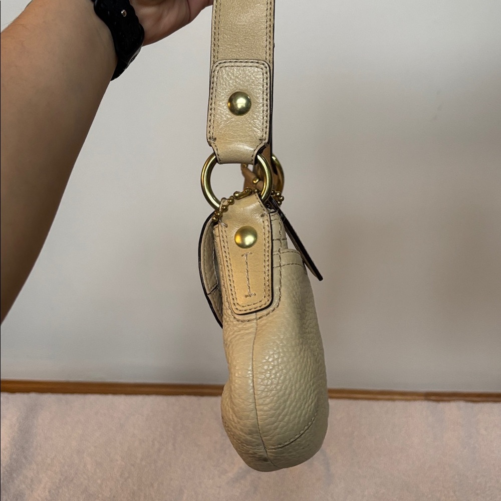 Coach Cream Leather Shoulder Bag - Picture 10 of 13